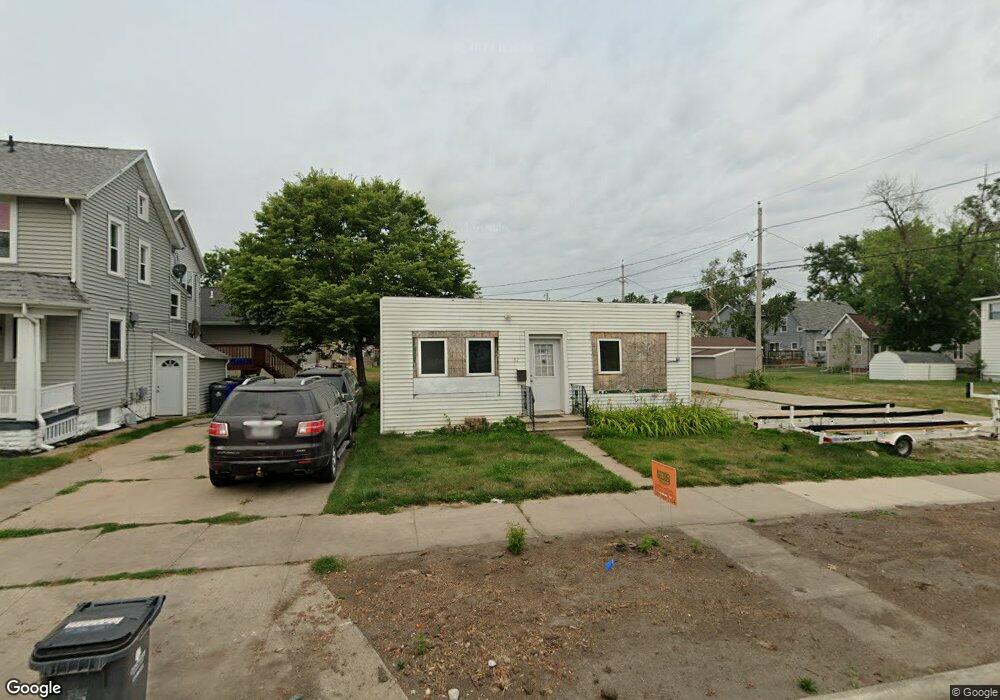 812 Ellis Blvd NW, Cedar Rapids, IA 52405 - photo 1