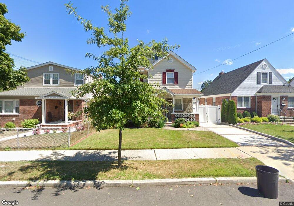 8207 260th St, Glen Oaks, NY 11004 - photo 1