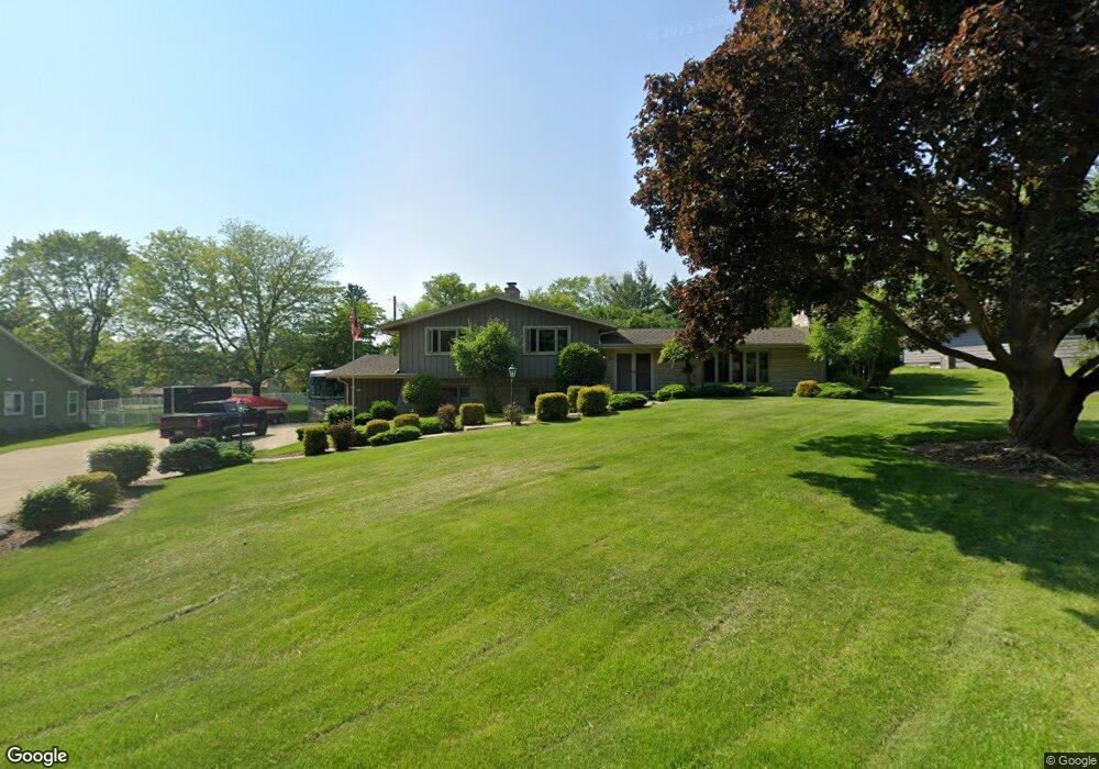 W225N399 Takoma Dr, Waukesha, WI 53186 - photo 1