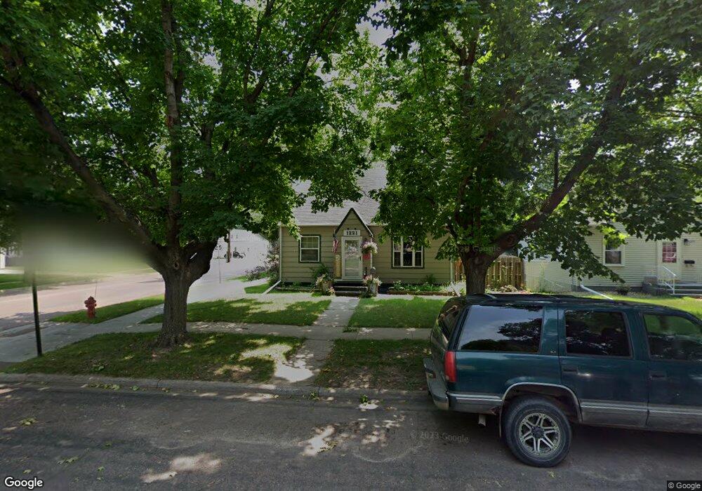 1221 E 3rd Ave, Mitchell, SD 57301 - photo 1