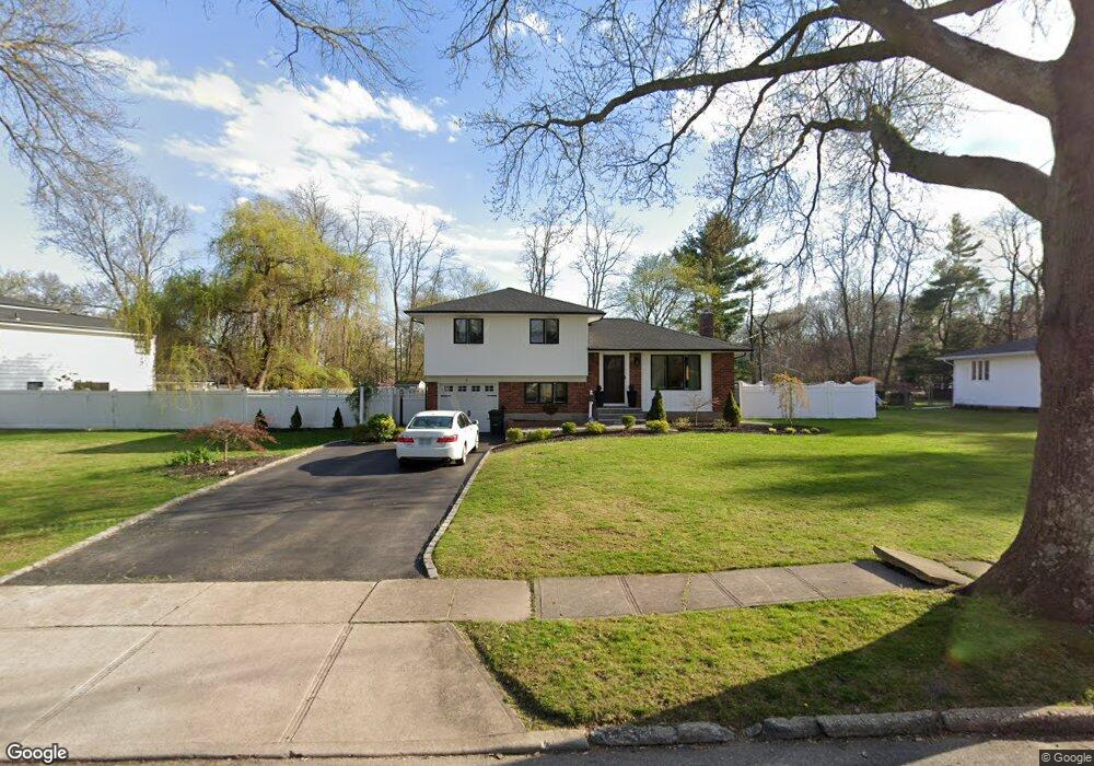 4 Pawnee Dr, ComMacK, NY 11725 - photo 1