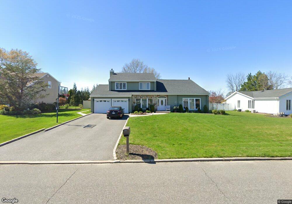 21 Long Meadow Rd, ComMacK, NY 11725 - photo 1