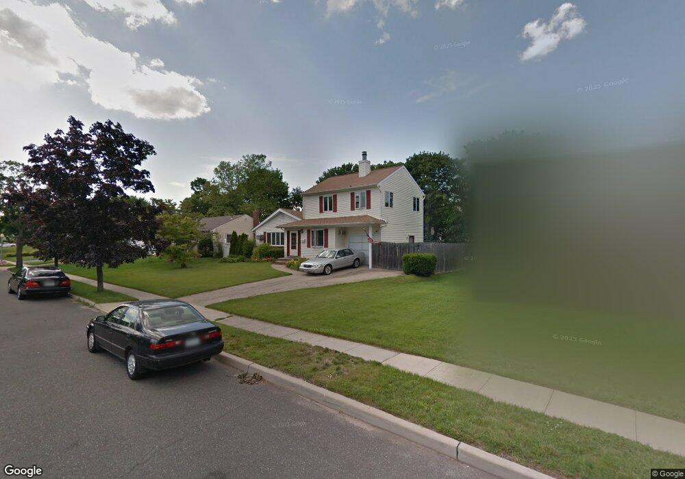 27 Pickwick Dr, ComMacK, NY 11725 - photo 1