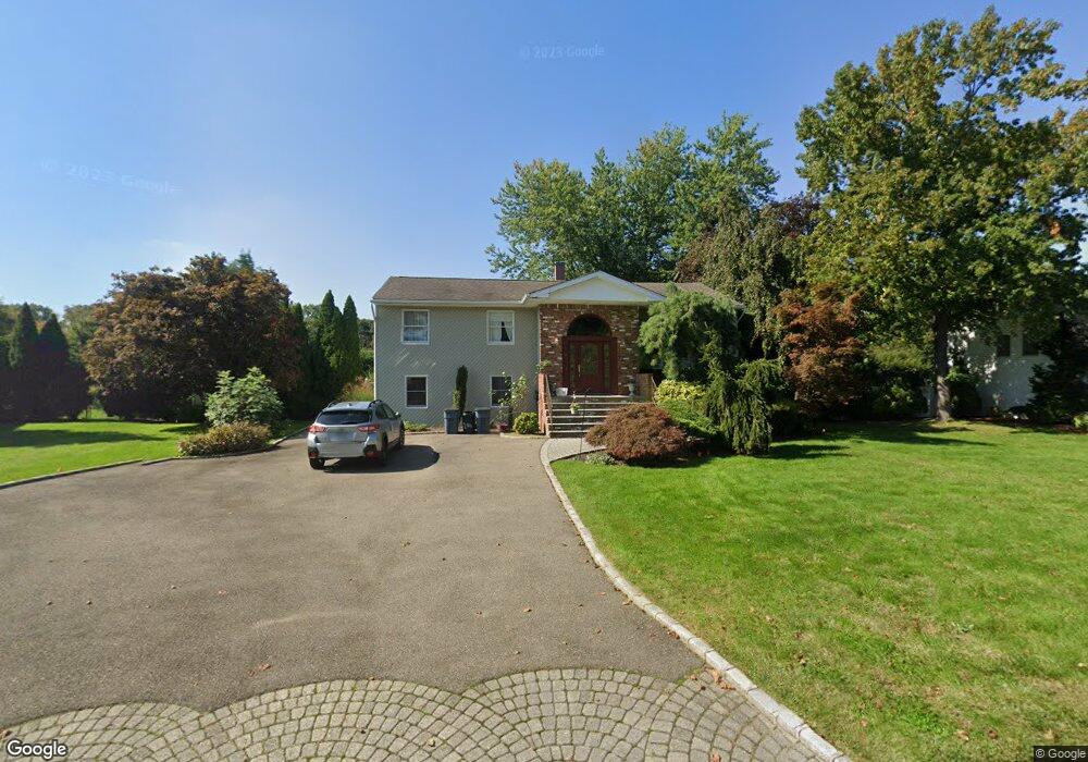 24 Peppermint Rd, ComMacK, NY 11725 - photo 1