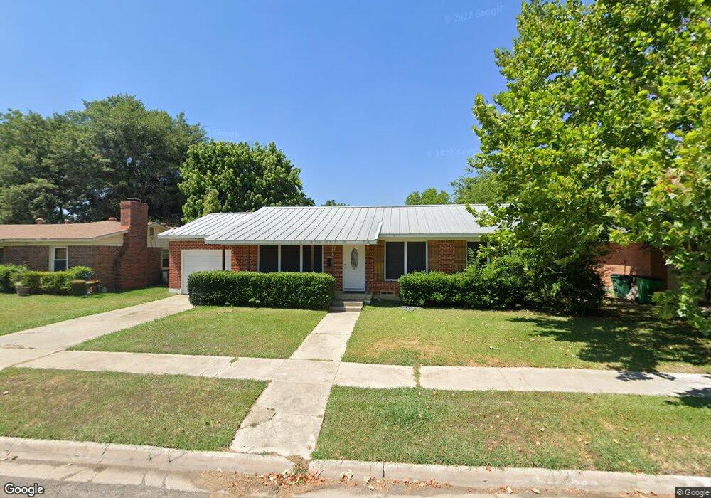 1709 E Garnett St, Gainesville, TX 76240 - photo 1