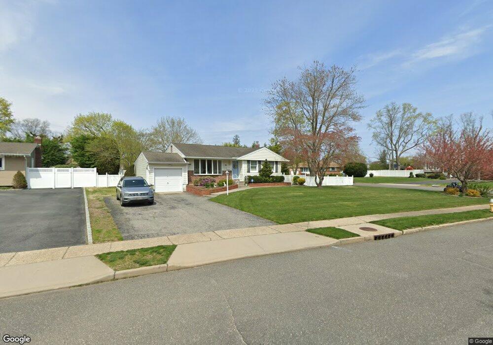 51 Havemeyer Ln, ComMacK, NY 11725 - photo 1