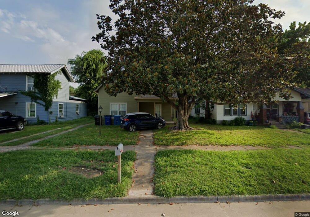 915 W Crawford St, Denison, TX 75020 - photo 1