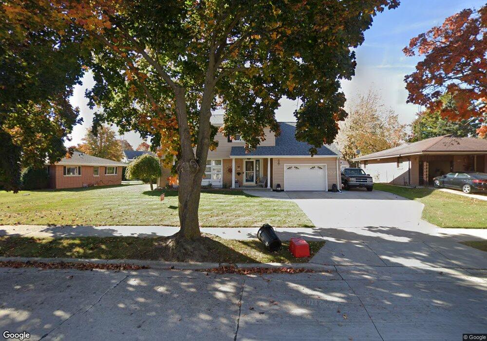 1211 Ahrens St, Manitowoc, WI 54220 - photo 1