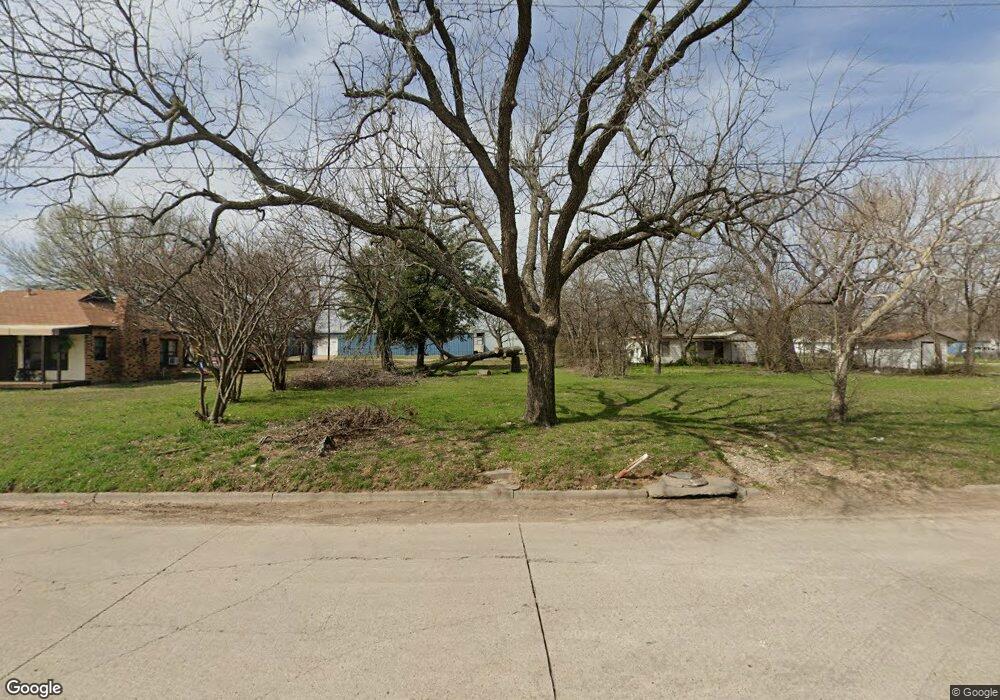 1611 N Weaver St, Gainesville, TX 76240 - photo 1