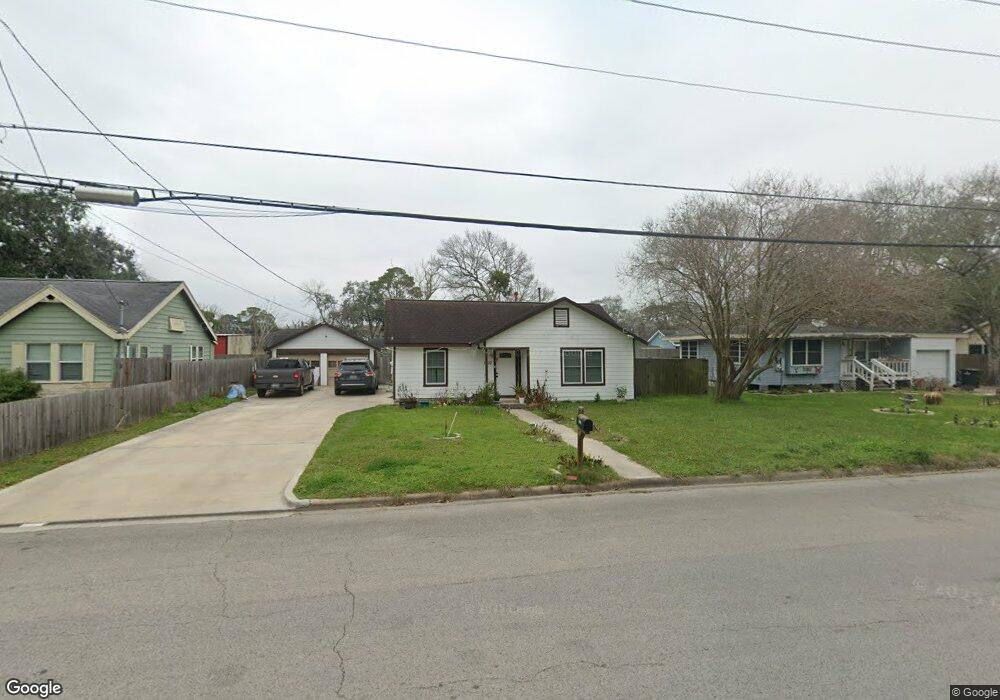 1010 W Sealy St, Alvin, TX 77511 - photo 1