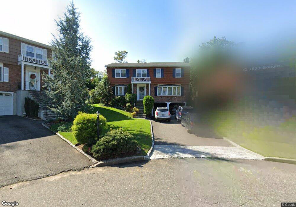 9 Wedgewood Ct, Manhasset, NY 11030 - photo 1