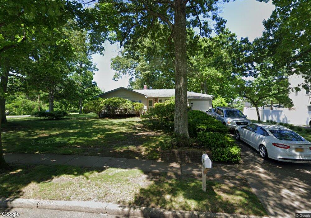 124 Gannet Dr, ComMacK, NY 11725 - photo 1