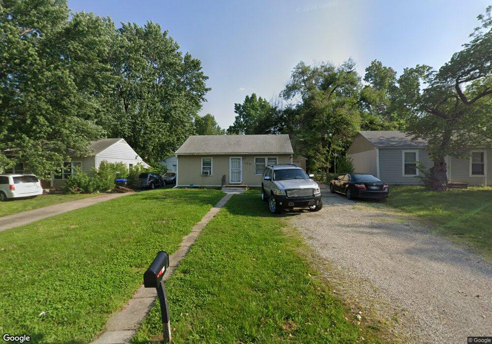 1125 SE Pinecrest Dr, Topeka, KS 66605 - photo 1