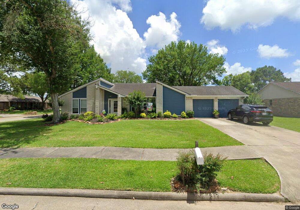 1202 W Castlewood Ave, Friendswood, TX 77546 - photo 1