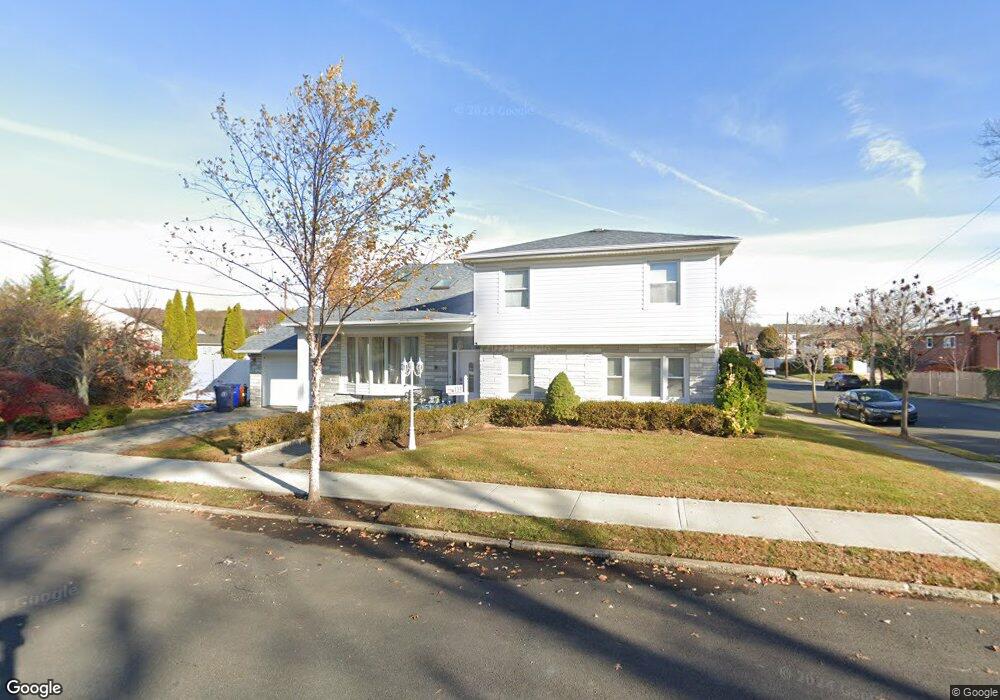 131 W Cedarview Ave, Staten Island, NY 10306 - photo 1