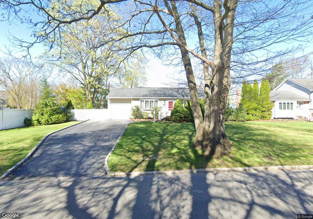 28 Apple Ln, ComMacK, NY 11725 - photo 1