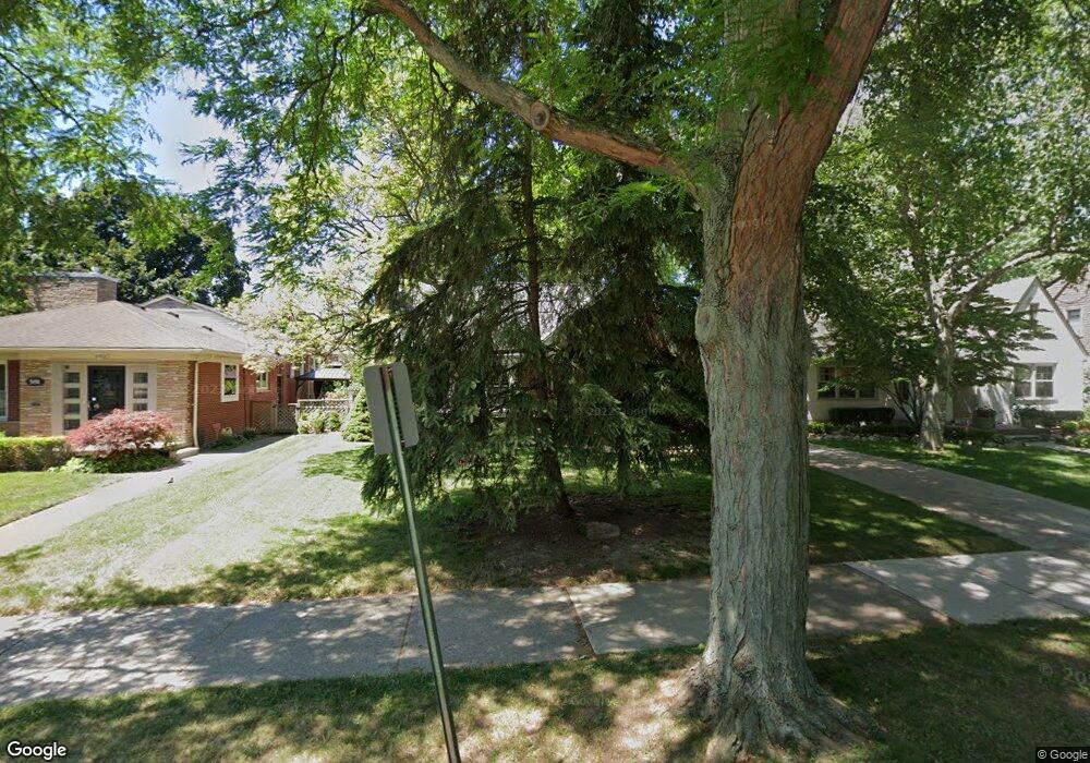 587 Fisher Rd, Grosse Pointe, MI 48230 - photo 1