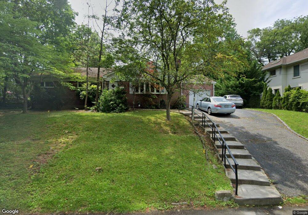 11 Hemsley Ln, Great Neck, NY 11023 - photo 1