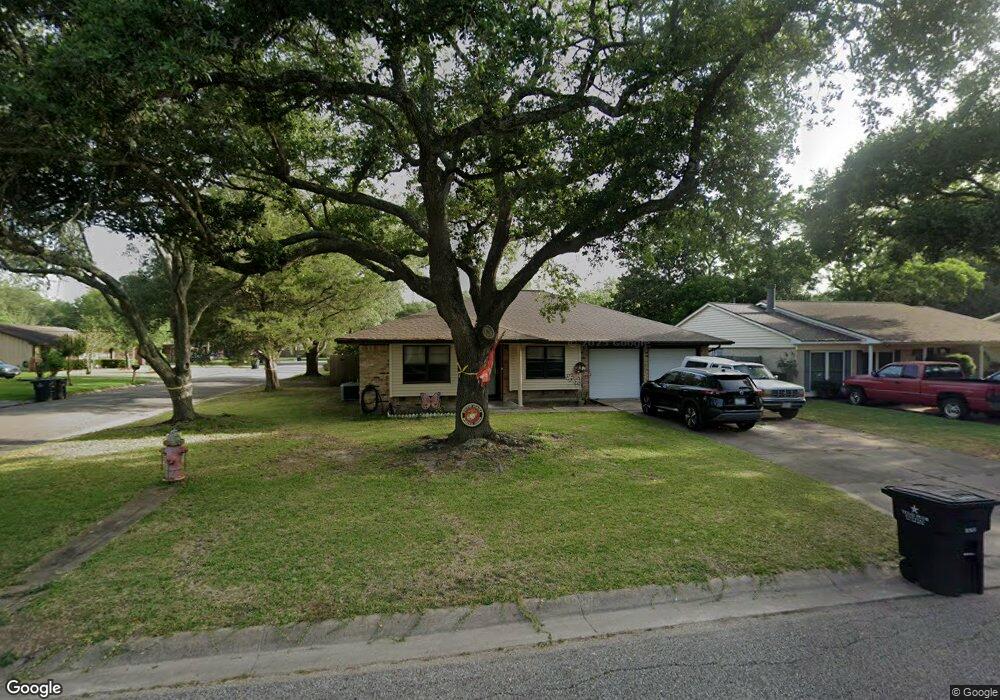 301 Sycamore St, Alvin, TX 77511 - photo 1