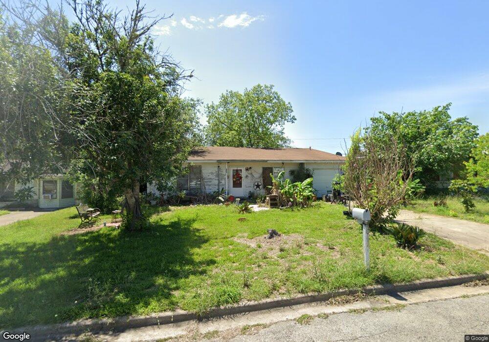 1502 E Corpus Christi St, Beeville, TX 78102 - photo 1