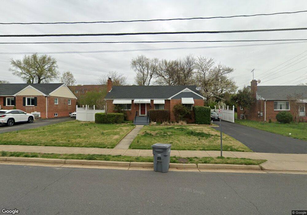 6040 Vista Dr, Falls Church, VA 22041 - photo 1