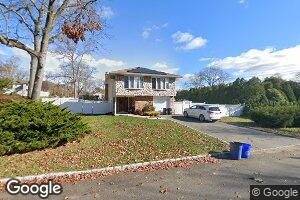 37 Willow St, Wheatley Heights, NY 11798