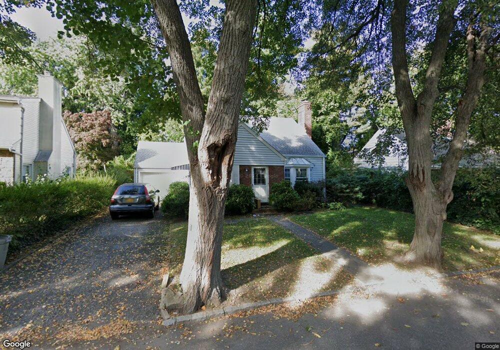 7 Gutheil Ln, Great Neck, NY 11024 - photo 1