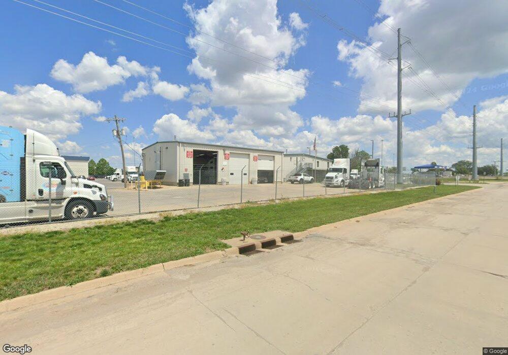 1402 SW 42nd St, Topeka, KS 66609 - photo 1