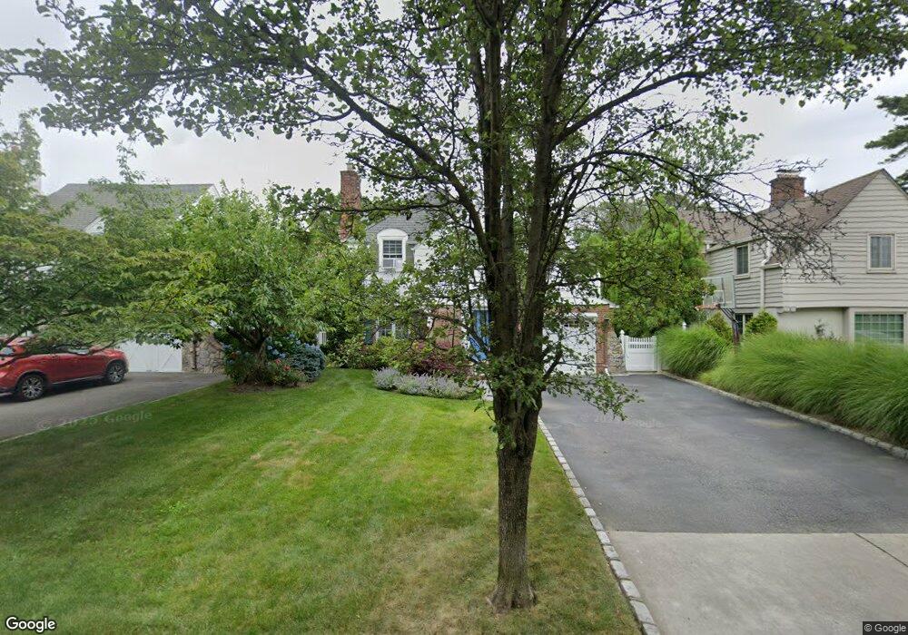 7 Highmeadow Rd, Manhasset, NY 11030 - photo 1