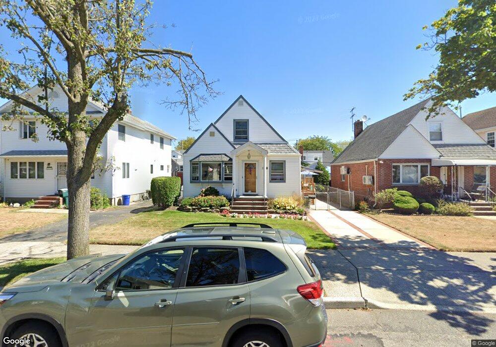 8119 267th St, Glen Oaks, NY 11004 - photo 1