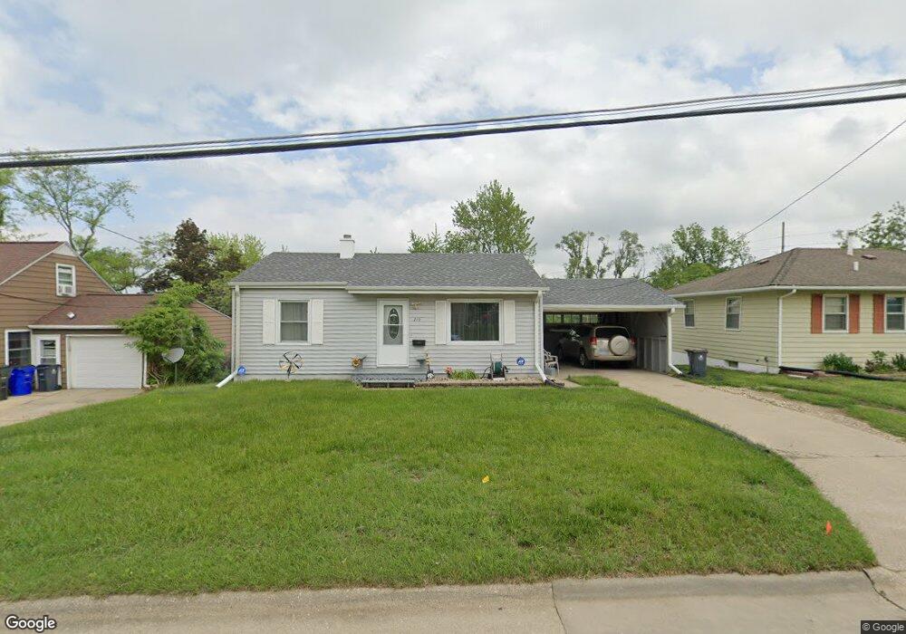 210 Hawthorne Dr SW, Cedar Rapids, IA 52404 - photo 1