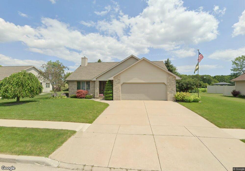 909 River Bluff Dr, Manitowoc, WI 54220 - photo 1