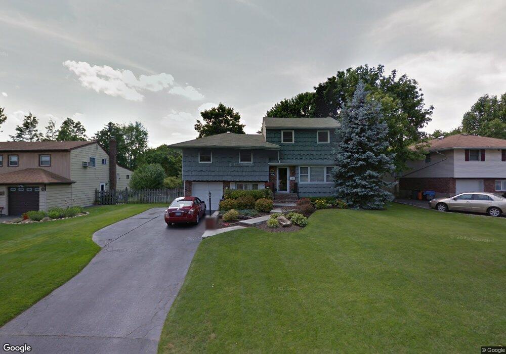 4 Crabapple Ln, ComMacK, NY 11725 - photo 1