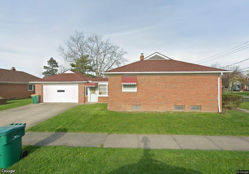 17516 Mccracken Rd, Maple Heights, OH 44137 - photo 1