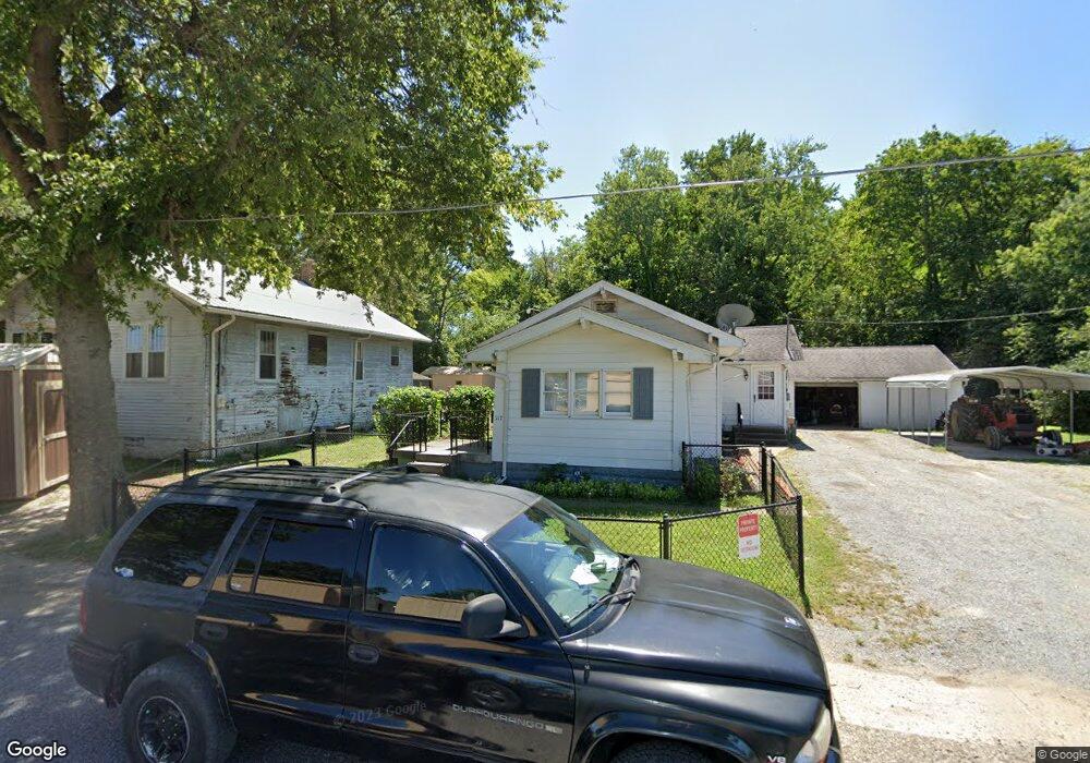 317 W Baker St, Harrisburg, IL 62946 - photo 1