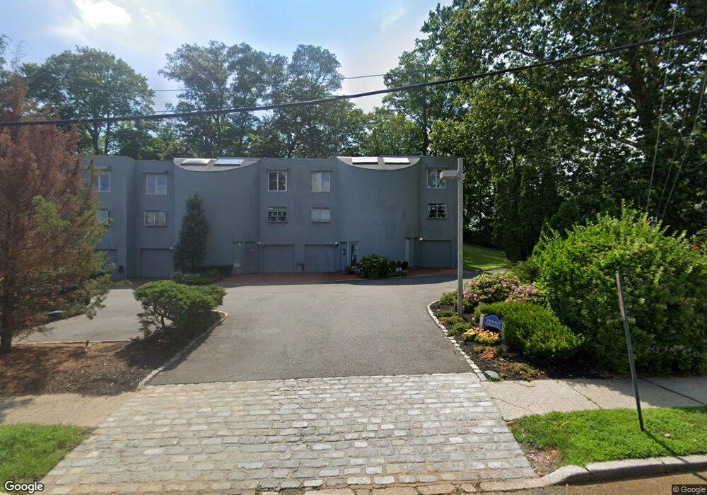 4 Sands Ct, Port Washington, NY 11050 - photo 1