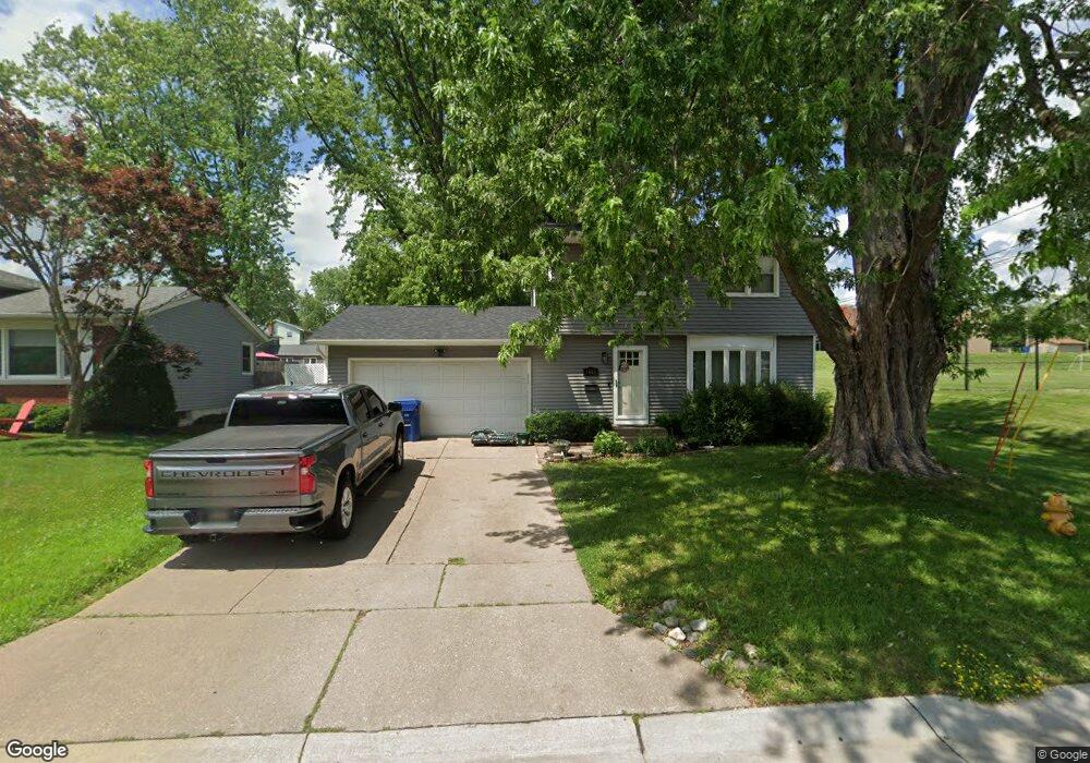 1324 Parkway Dr, Bettendorf, IA 52722 - photo 1