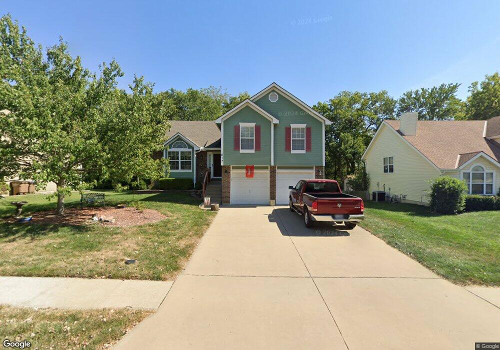 617 N Crest Dr, Raymore, MO 64083 - photo 1