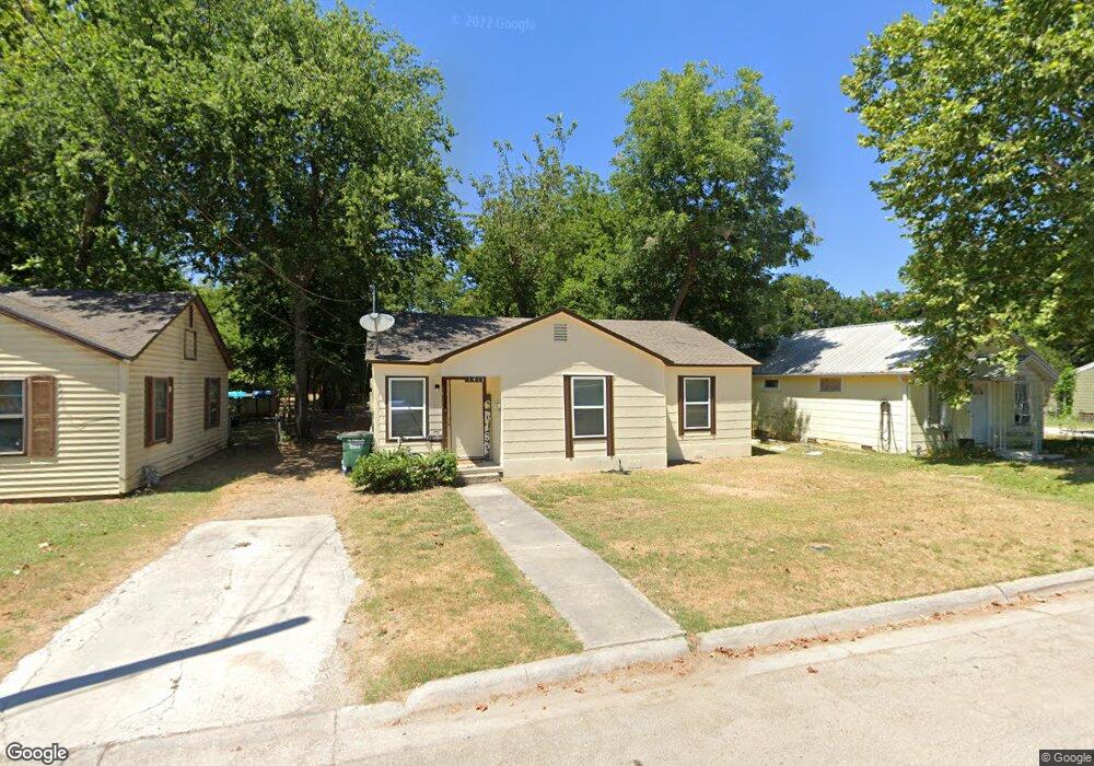1413 E Tennie St, Gainesville, TX 76240 - photo 1