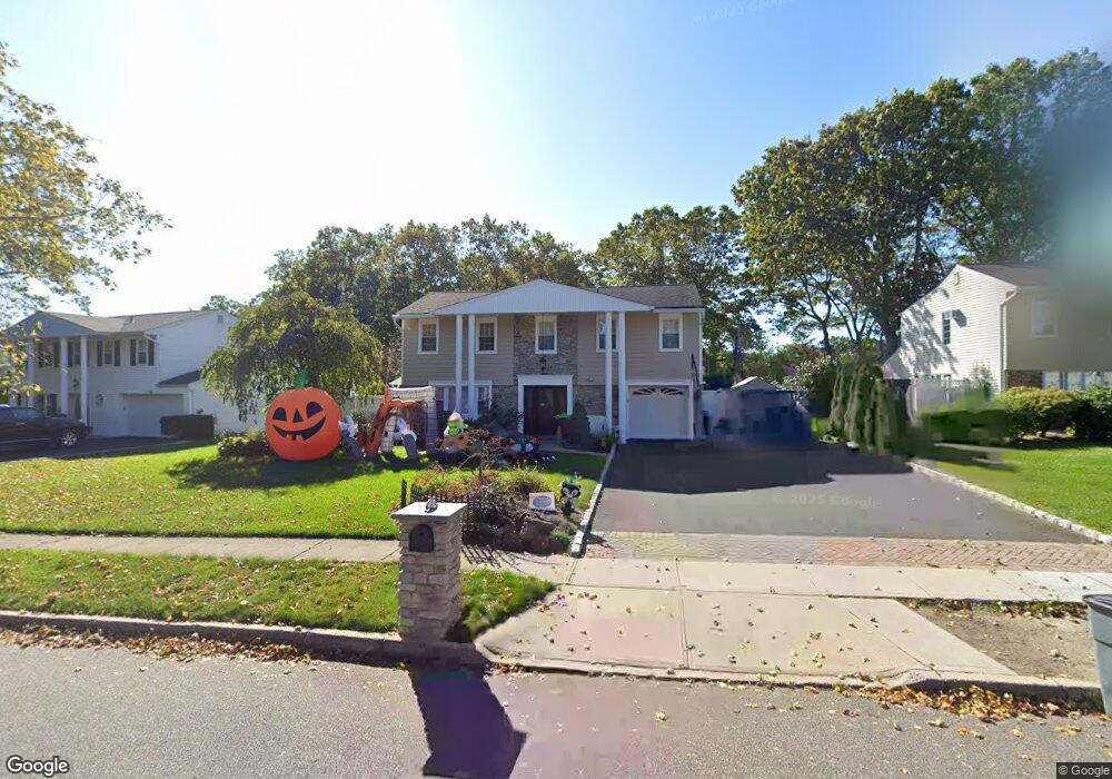 34 Wesleyan Rd, ComMacK, NY 11725 - photo 1
