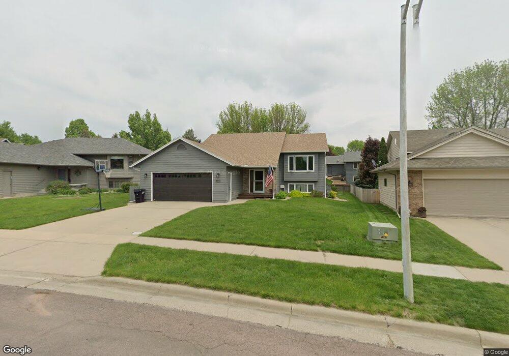 5204 E Blueridge Dr, Sioux Falls, SD 57110 - photo 1