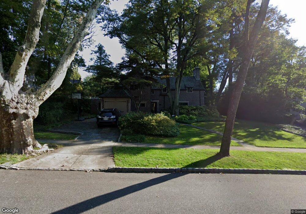 160 Hill Park Ave, Great Neck, NY 11021 - photo 1