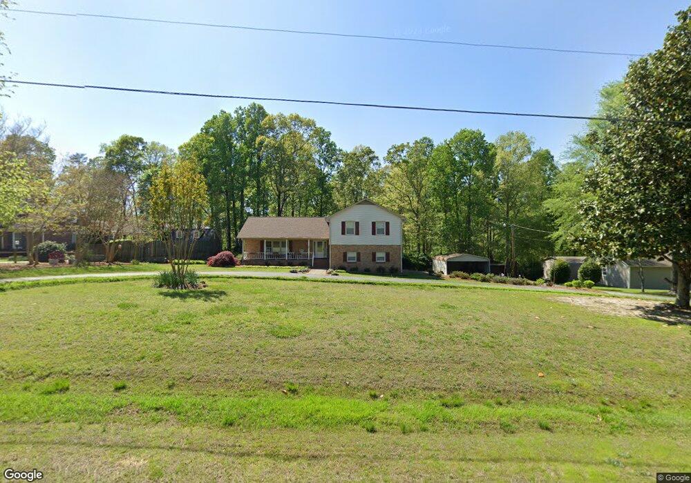 5202 Woodberry Forest Rd, Greensboro, NC 27406 - photo 1