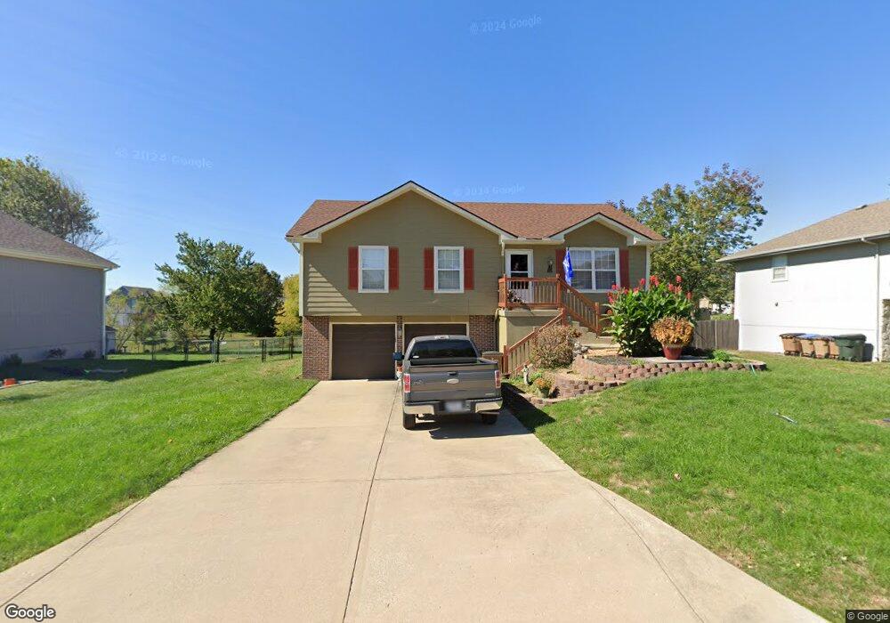 800 Meadow Ln, Raymore, MO 64083 - photo 1