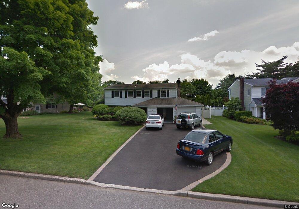 16 Crabapple Ln, ComMacK, NY 11725 - photo 1