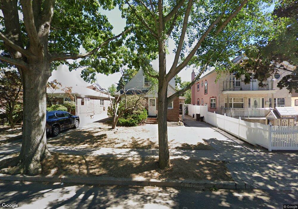 7835 265th St, Glen Oaks, NY 11004 - photo 1