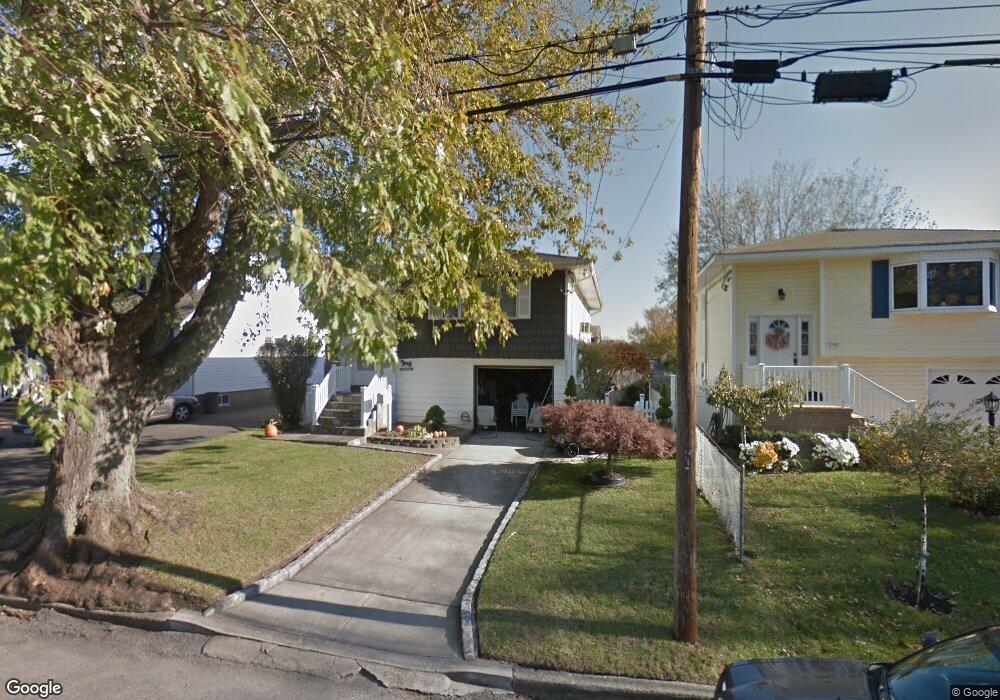 242 Riviera Pkwy, Lindenhurst, NY 11757 - photo 1