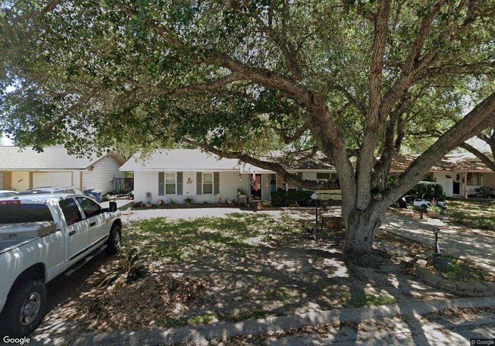 1104 E Hutchinson St, Beeville, TX 78102 - photo 1