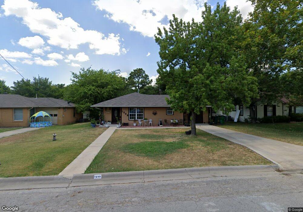 1209 Hillcrest Blvd, Gainesville, TX 76240 - photo 1