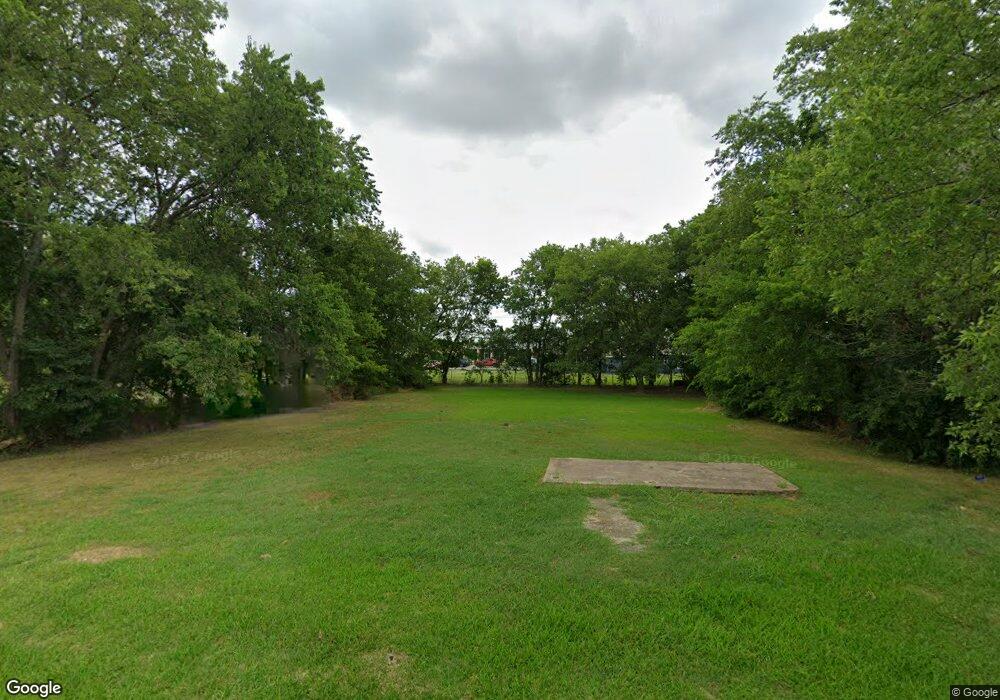 810 E 3rd St, Bonham, TX 75418 - photo 1